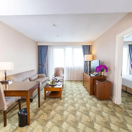 Hotel Miracle Airport & 5*