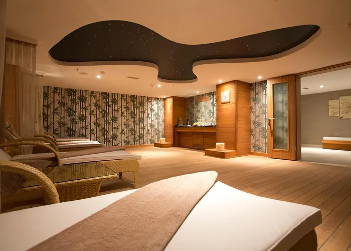 מלון Miracle Airport & 5*